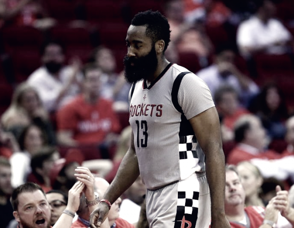 NBA Playoff - Houston Rockets travolti dagli Spurs, la frustrazione di Harden e D'Antoni