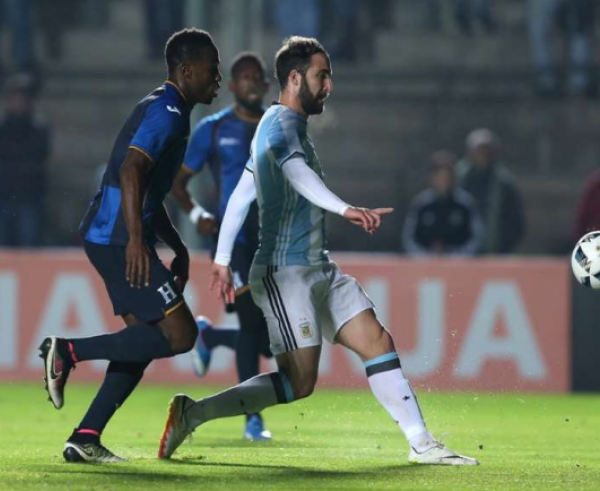 L'Argentina non brilla: decide Higuain contro l'Honduras, si ferma Messi