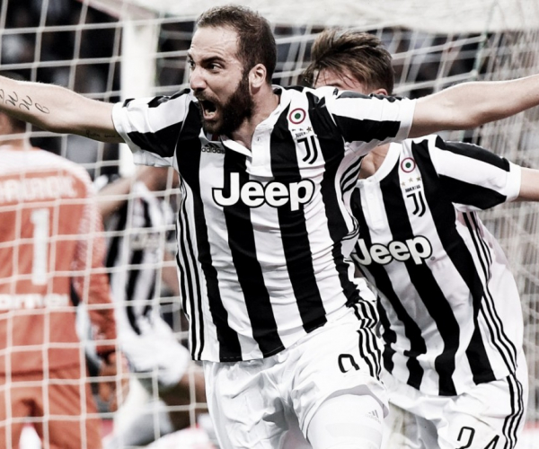 Juventus, Gonzalo Higuain e Daniele Rugani ai saluti: Sarri attende i suoi pupilli