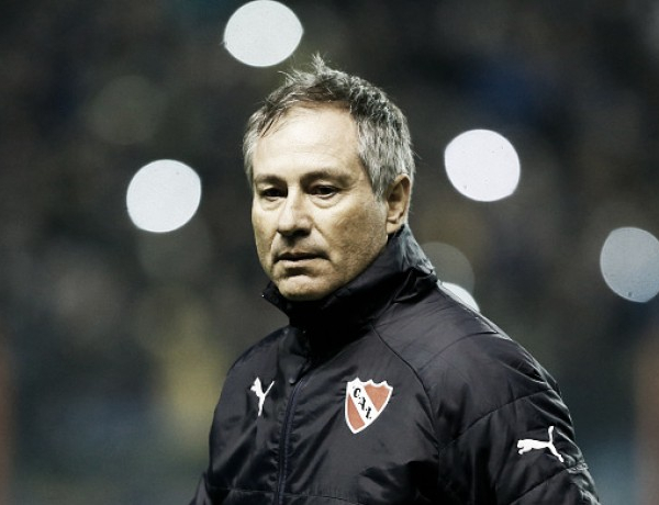 Medalhista no hóquei, treinador do Independiente busca primeiro título no futebol