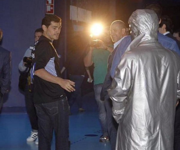 Casillas encontra estátua de José Mourinho em visita ao museu do Porto