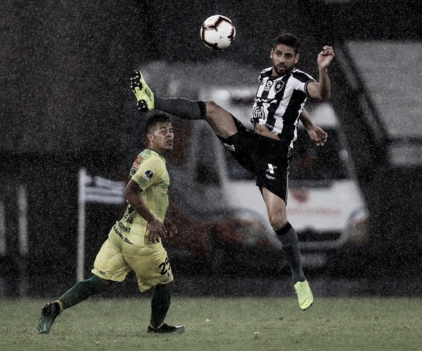 Gabriel reclama de pênalti marcado contra o Botafogo pela Sul-Americana
