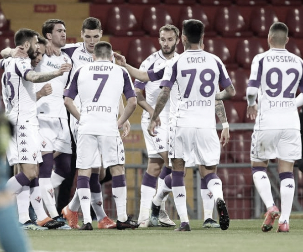 Vlahovic anota triplete no primeiro tempo, Fiorentina goleia
e amplia má fase no Benevento