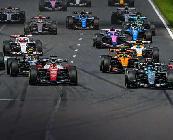 Il limite tra pista e asfalto: emulare o ammirare?