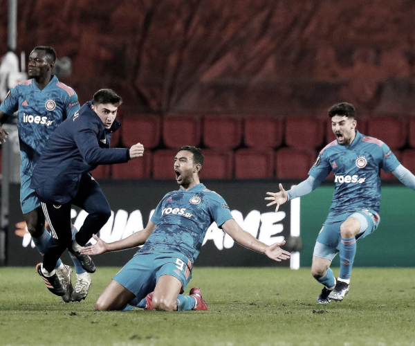 Olympiacos marca na reta final e elimina PSV da Europa League