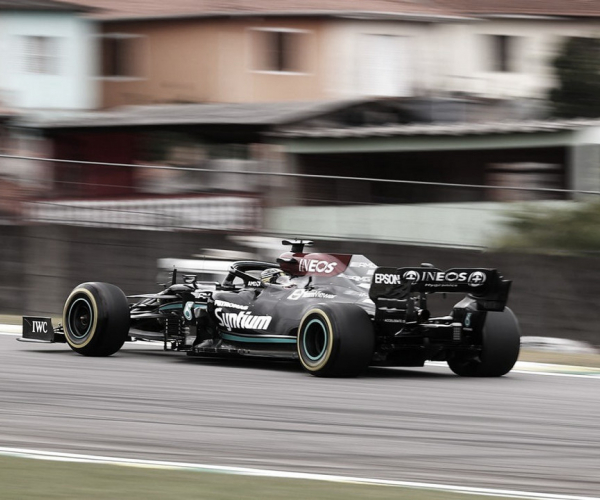 Lewis Hamilton é o mais rápido do TL1 no GP do Brasil; RBRs atrás
