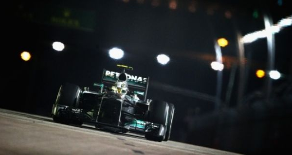 Singapore, qualifiche: Hamilton beffa Rosberg per 7 millesimi