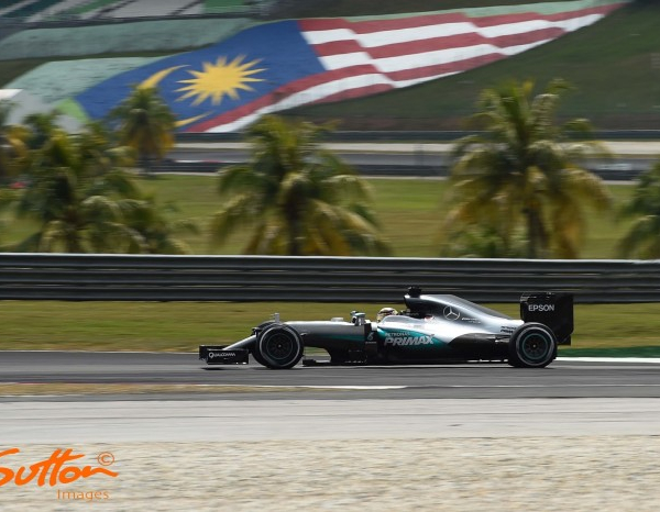 Malaysian GP: Hamilton blitzes field in FP3