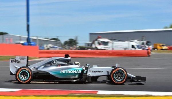 Lewis Hamilton conquista la pole position a SIlverstone