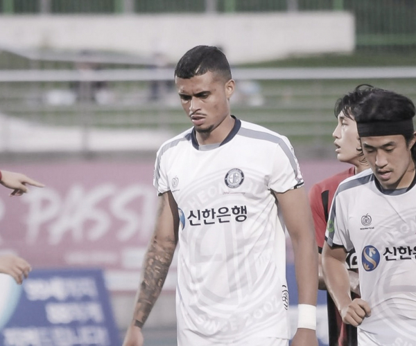 Yan Victor desembarca na Coreia do Sul e celebra fase invicta do Cheongju FC