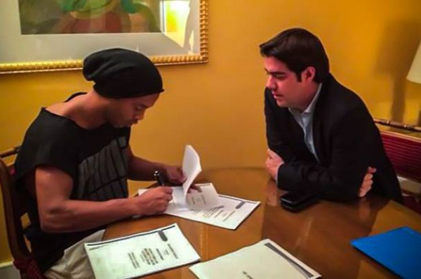 Ronaldinho vola in Messico: firma con il Queretaro