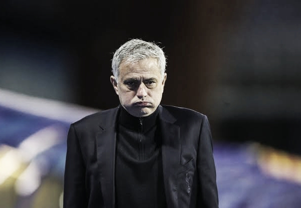 Sem nenhum título em quase um ano e meio, José Mourinho é demitido do Tottenham