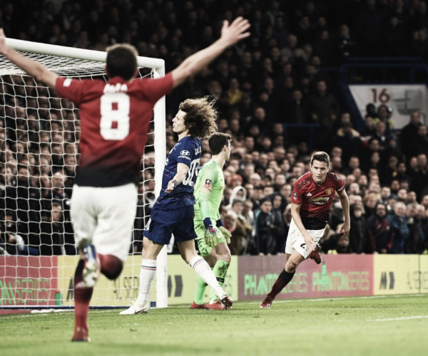 Pogba brilha novamente, United derrota Chelsea fora de casa e avança às quartas da FA Cup