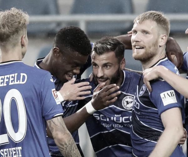 Arminia Bielefeld goleia Dresden, encaminha título da 2.Bundesliga e fica a um passo do acesso