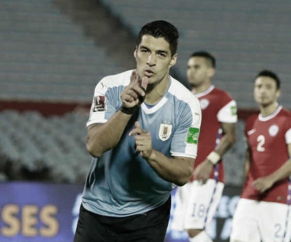 Uruguai marca no fim e supera Chile na primeira rodada das Eliminatórias da Copa