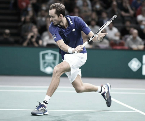 Medvedev sofre no início, mas derrota Korda no Masters 1000 de Paris
