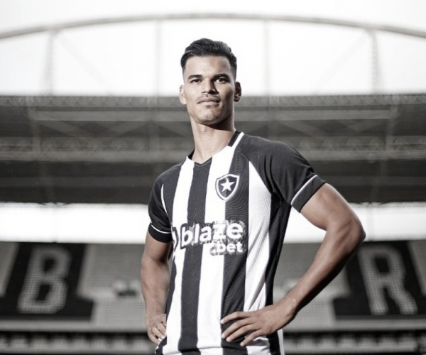 Botafogo anuncia contratação de volante Danilo Barbosa