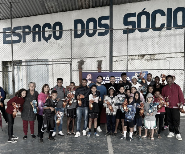 Diogo Oliveira, do Coritiba, faz doação de ovos de Páscoa em projeto social na zona Sul de São Paulo