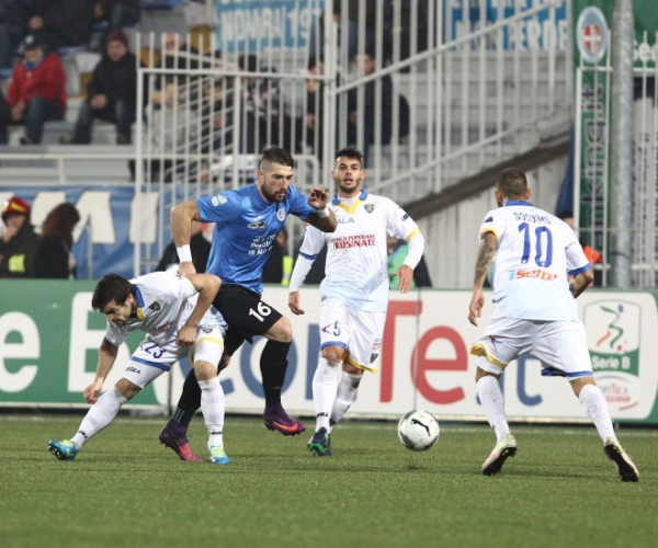 Serie B - Il Frosinone espugna Novara 2-1 e aggancia il Verona in vetta
