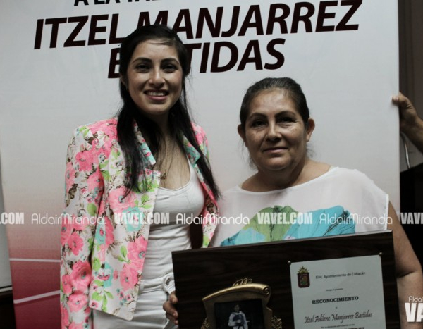 Itzel Manjarrez es reconocida por el presidente de Culiacán