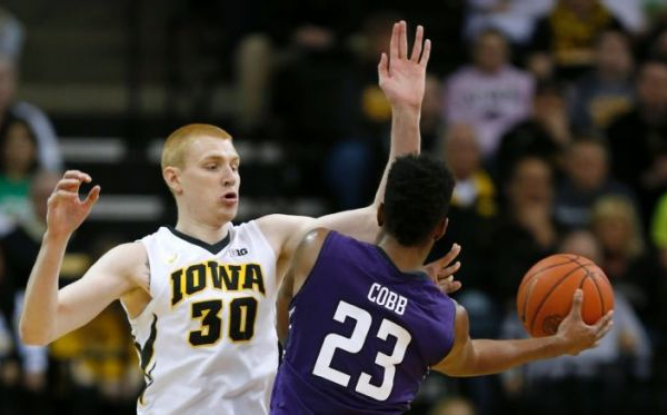 Davidson Wildcats - Iowa Hawkeyes Live Score and Result of 2015 NCAA Tournament Second Round