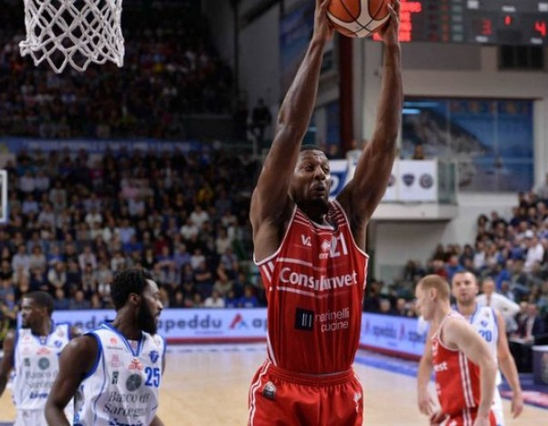 Basket, Serie A1 - Pesaro è "guastafeste". La Juve cade in casa nel giorno di Oscar