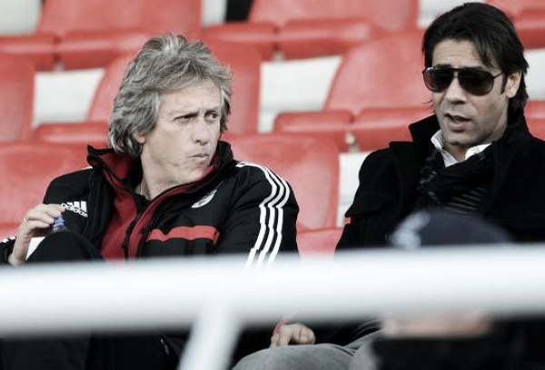 Jorge Jesus lança farpas à estrutura do Benfica e elogia Rui Costa