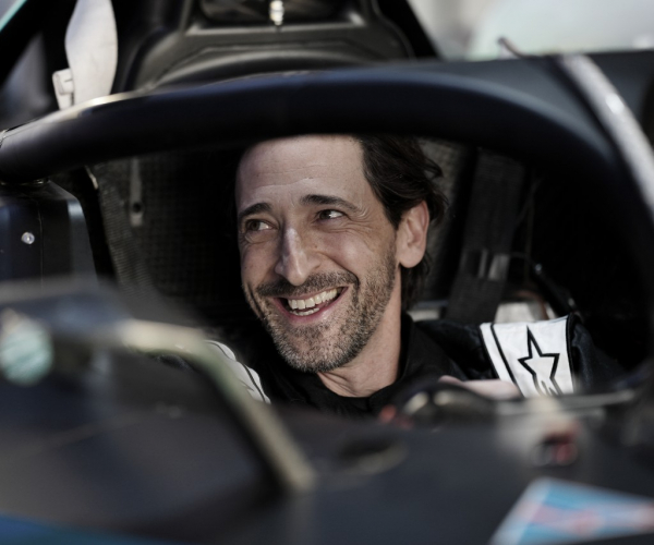 Ator Adrien Brody pilota carro da Fórmula E no circuito de rua de Diriyah