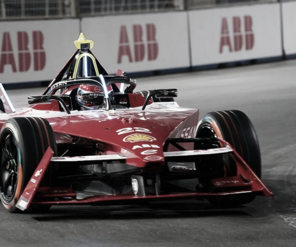 Fórmula E: Oliver Rowland coloca Nissan no topo do TL1 de Diriyah
