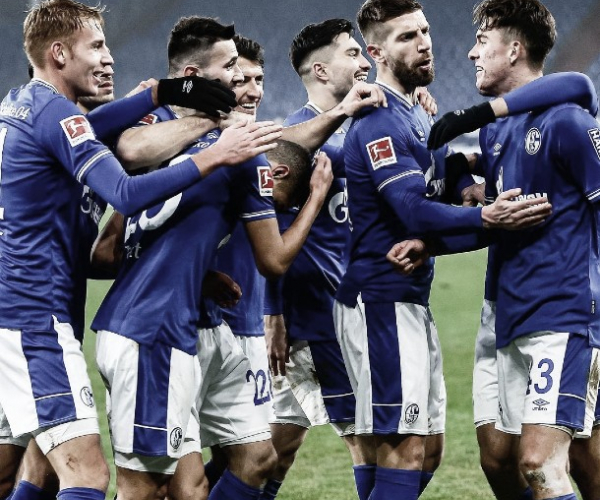 Un intratable Hoppe le dio su primera victoria al Schalke