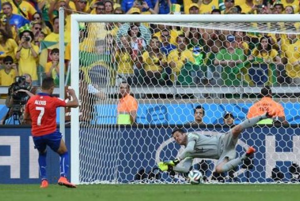 Julio Cesar fa grande il Brasile, Cile eliminato ai rigori