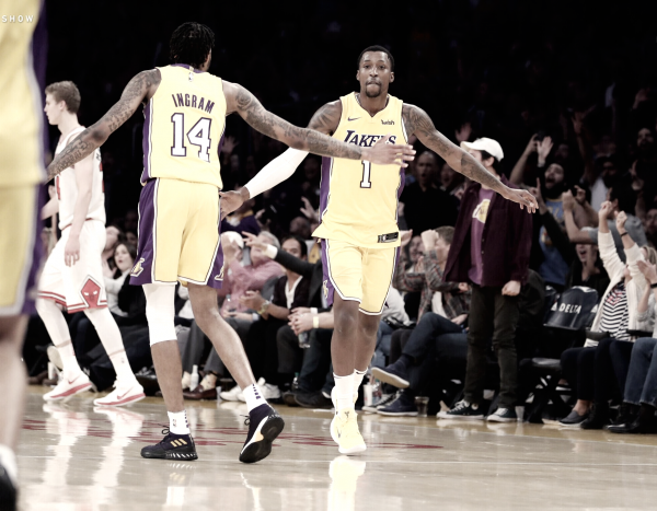 Los Lakers remontan a los jóvenes Bulls y se ubican en playoffs