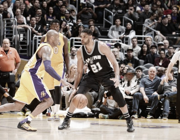 Último encontro entre Kobe Bryant e Tim Duncan termina com vitória dos Spurs