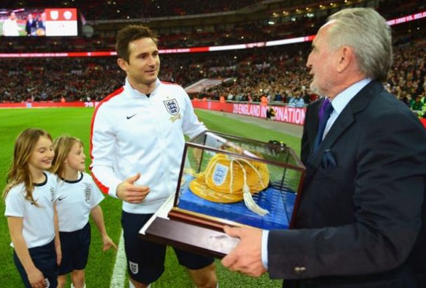 Lampard nell'Olimpo dei 100, riceve il Golden Cap