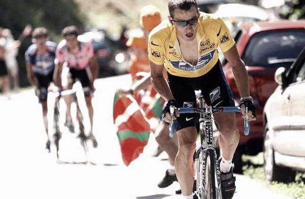 Armstrong torna sulle strade del Tour. Ed è subito polemica