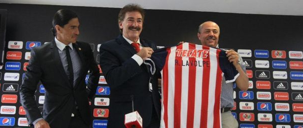 Presentan a Ricardo Antonio LaVolpe como nuevo técnico de Chivas