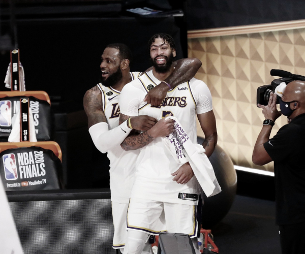 Kobe Bryant é saudado por LeBron e Anthony Davis após título da NBA