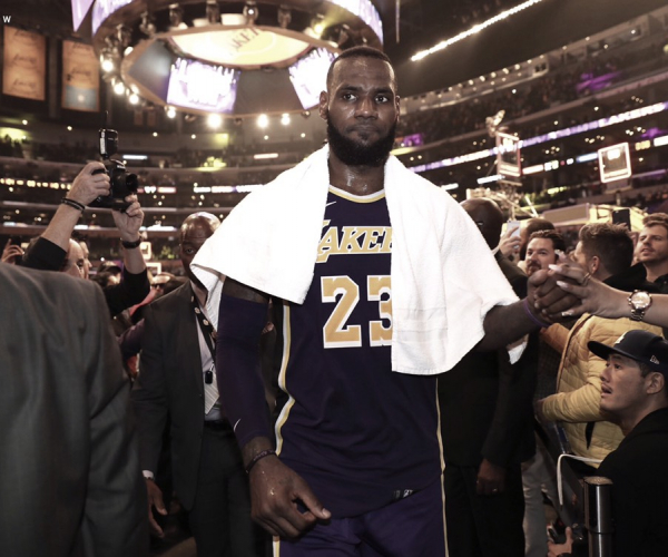 LeBron lídera a los Lakers en una apretada victoria sobre Spurs
