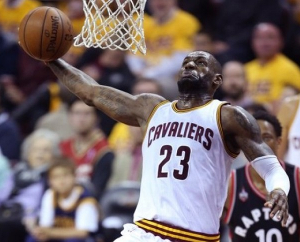 NBA - Cleveland riprende da dove aveva lasciato: Irving e James travolgono Toronto