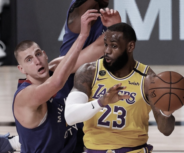 Los Lakers imponen su veteranía en el primer partido