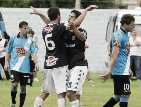 Independiente Rivadavia - Villa San Carlos: uno descendió, el otro busca evitarlo