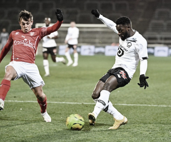 Com gol de Yilmaz, Lille supera Nimes em jogo fraco pela Ligue 1