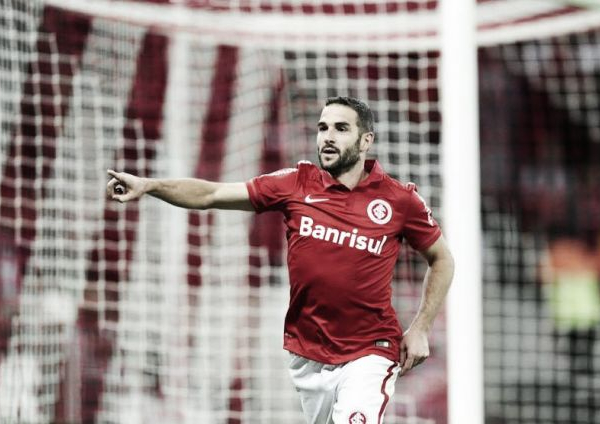 Lisandro López nega irregularidade no primeiro gol do Internacional: "Foi no peito"