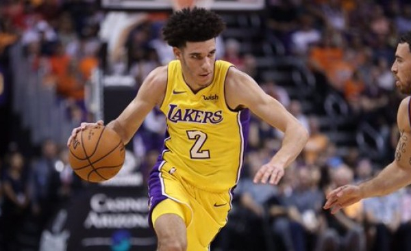 NBA - Vittorie esterne per Lakers e Warriors. Lonzo trascina i suoi a Phoenix