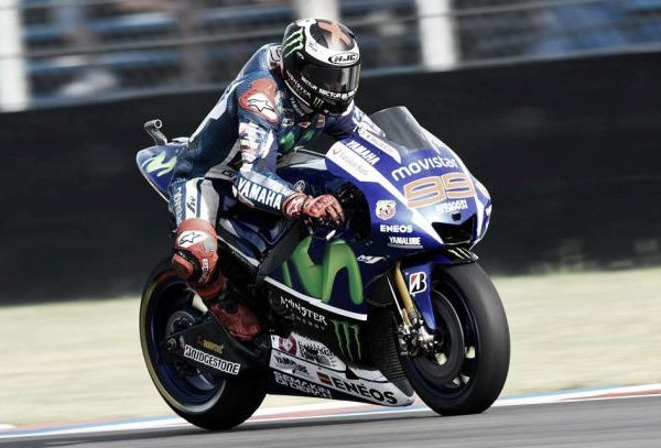 Jorge Lorenzo celebra su continuidad en Yamaha con el mejor tiempo