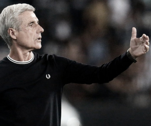 Luís Castro admite necessidade de melhora na criação após empate do Botafogo com Atlético-GO