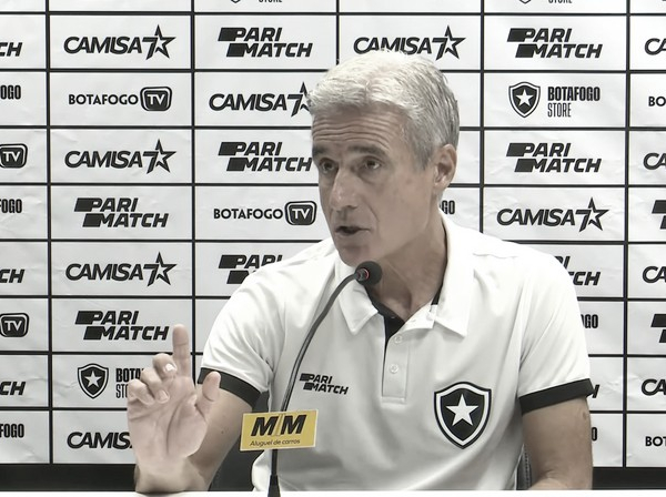  Luís Castro exalta postura do Botafogo após vitória no clássico: "Talento, trabalho e coragem"