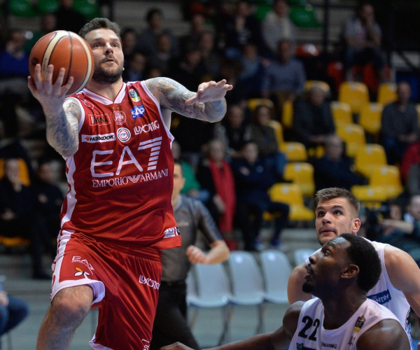 Legabasket Serie A - Un super Micov regala la vittoria a Milano: finisce 88-80 contro Trento