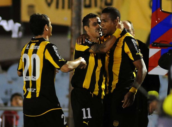 Peñarol goleó  a Caracas en el Centenario por la primera fase de la Copa Santander Libertadores 2012