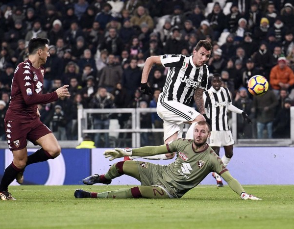 Coppa Italia - Douglas Costa e Mandzukic matano il Toro: Juventus in semifinale (2-0)